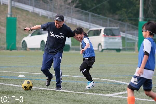 サッカーキャンプで育む「自分で考える力」、技術向上にもつながるピッチ外の教えと、現場でのコーチの関わり方