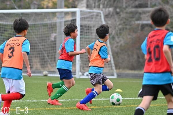 初めての宿泊サッカーキャンプでも安心。子どもが楽しく過ごし、自信をつけるために大切なサポートとは