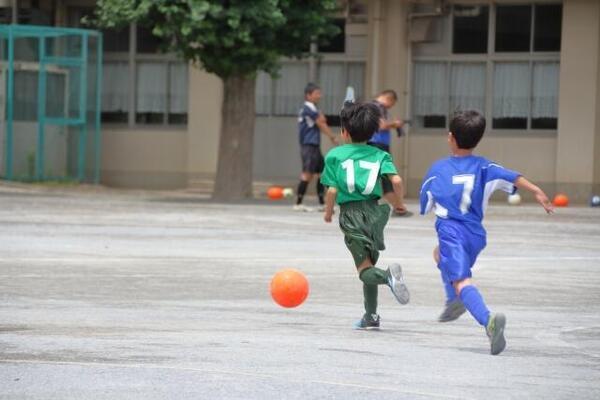 相手にボールが渡ってから奪いに行く子どもたち、プレーを予測して素早く動けるようになるにはどうしたらいい？