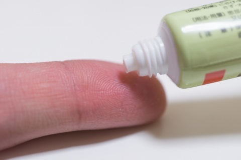 おしりニキビの治療に効果的な薬の種類と成分