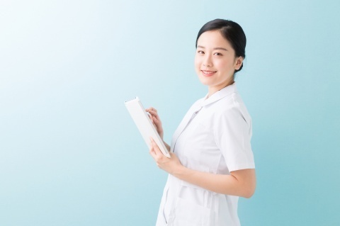 治りにくい背中ニキビができる原因と治し方