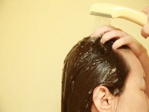 頭皮の乾燥対策に！保湿しながら洗髪する方法