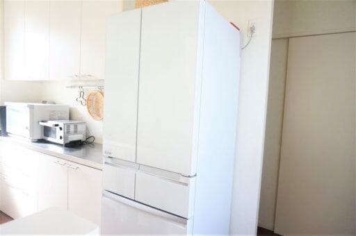 まとめ買い派に嬉しい！三菱の「薄型冷蔵庫」のスゴい新機能って？