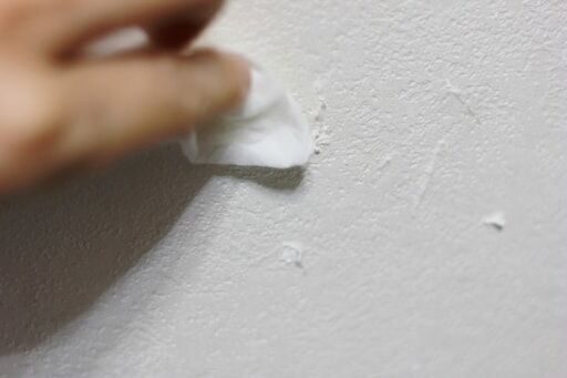 壁紙の猫のひっかき傷は接着剤・キッチンペーパー・綿棒ですぐに直せる！