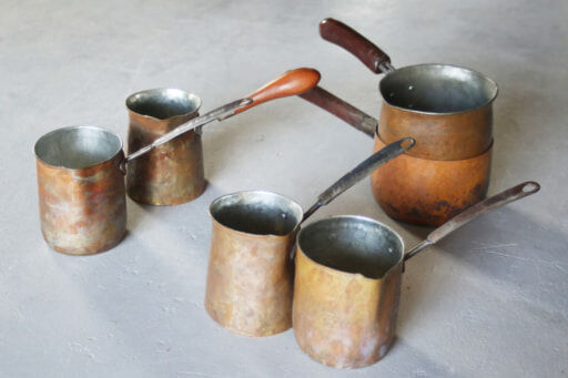 銅製の鍋シリーズは、完全受注生産。ミルクパン 22680円〜／コヘル 19440円〜
