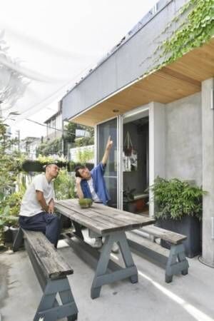 家好き芸人、アンガールズ・田中さんが建築家の自邸を突撃取材！【住まいの設計2018年9月号】