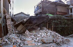 震度7級の巨大地震が起きた！「屋内」「屋外」でまず何をすべき？