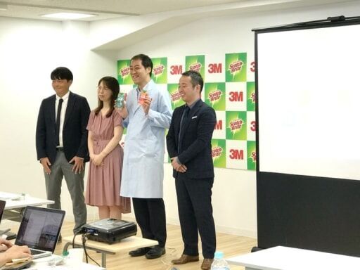 左から２人目が知的家事プロデューサーの本間朝子さん、３人目がスポンジ博士の原井敬さん