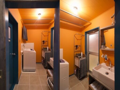 オレンジ色の洗面室
