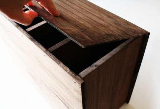 100均グッズで簡単DIY！古道具のような本格的「木製収納棚」を作ろう！