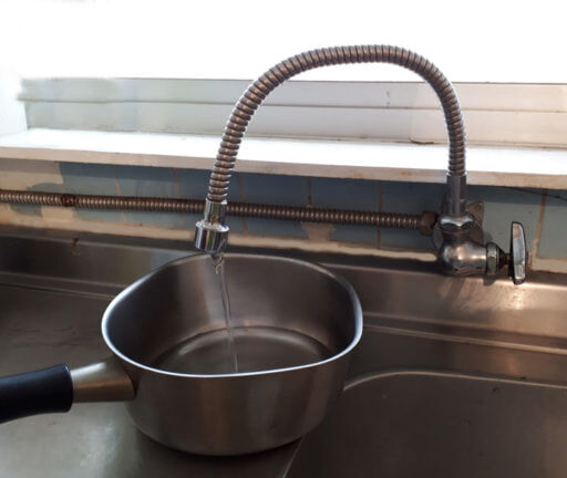 ジャバラ水栓があればキッチン外の鍋にも水を入れやすい