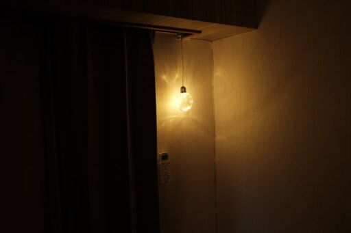 窓辺に吊るした100均LED電球夜の雰囲気