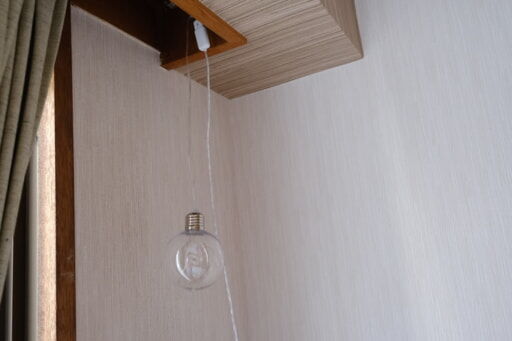 カーテンレールランナーにカードリングを使って吊るした100均LED電球