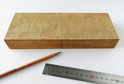 木製トレイの中央に鉛筆でカットラインを書き込む