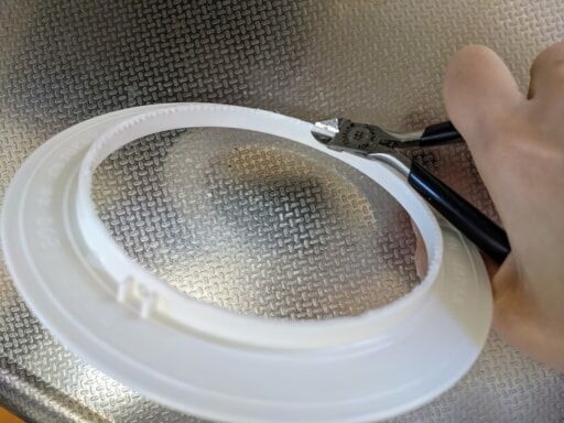 100均の白いプラスチック製の排水カゴをカットしリング状にし、内径の凸凹をニッパーでカット