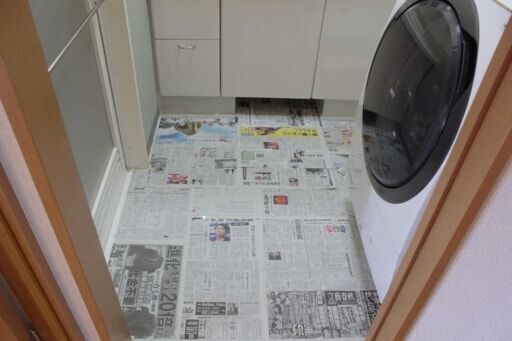 新聞紙を床に敷き詰めて型紙代わりに