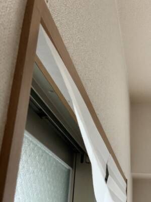 窓枠に両面テープでIKEAの紙製カーテンを設置