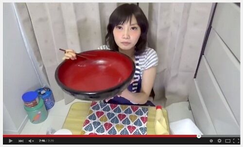 可憐な日本人女性が4kgの焼きそばを平らげる衝撃動画が話題に
