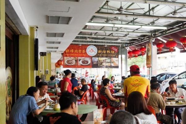 地元っ子のスタミナ飯！バクテー人気店「新峰肉骨茶」