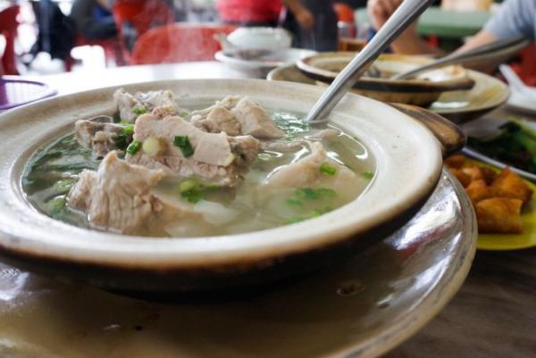 地元っ子のスタミナ飯！バクテー人気店「新峰肉骨茶」