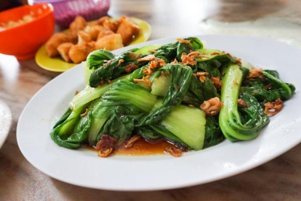 地元っ子のスタミナ飯！バクテー人気店「新峰肉骨茶」