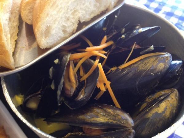 ローカルフードに飽きたらホーカーで洋食を♪ビールが進む！やみつきムール貝編
