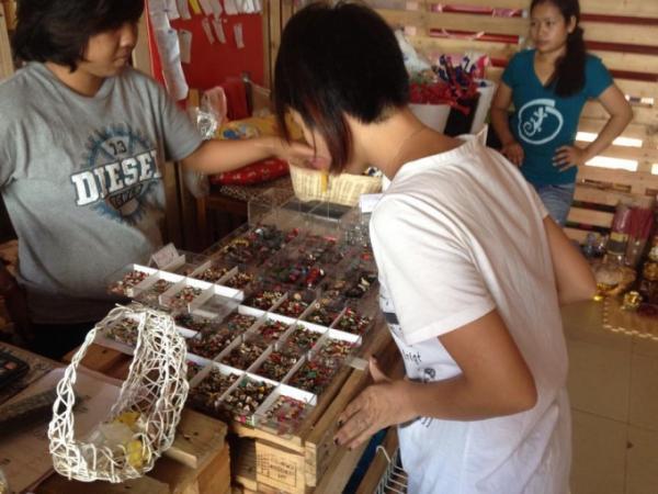 ビーチサンダルは現地調達！シェムリアップで自分だけのビーチサンダルを作ろう