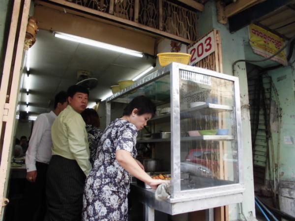 日本のカレーとは別物！？ミャンマーで最もポピュラーな料理「ミャンマーカレー」