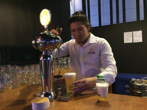 バンコク乾季の風物詩「ビアガーデン」！ユニークなクラフトビールに注目