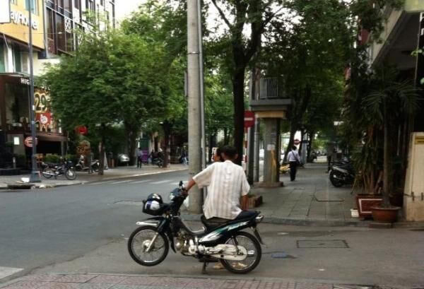 バイク大国ならでは。ホーチミン市民の移動手段「バイクタクシー」
