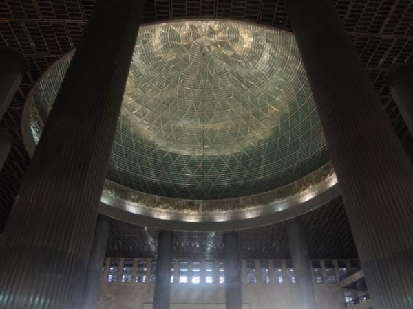 東南アジア最大のモスク「イスティクラル・モスク」でイスラム文化を感じる