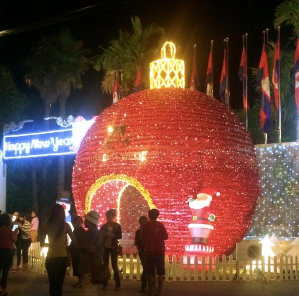 アンコールワット型のイルミネーションも！クリスマスムードが高まるシェムリアップ