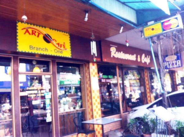 チェンマイ旧市街、ターペー門正面の老舗カフェで朝食を。