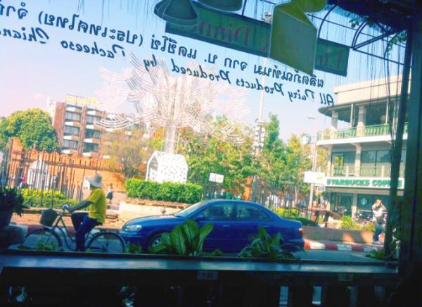 チェンマイ旧市街、ターペー門正面の老舗カフェで朝食を。