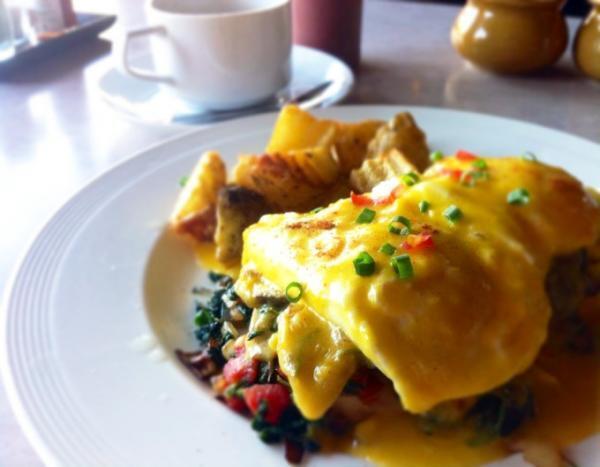 チェンマイ旧市街、ターペー門正面の老舗カフェで朝食を。