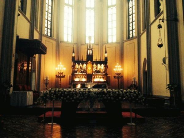 ジャカルタ最大のモスクの隣に佇むカトリック大聖堂