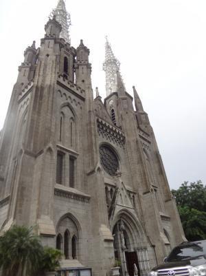 ジャカルタ最大のモスクの隣に佇むカトリック大聖堂