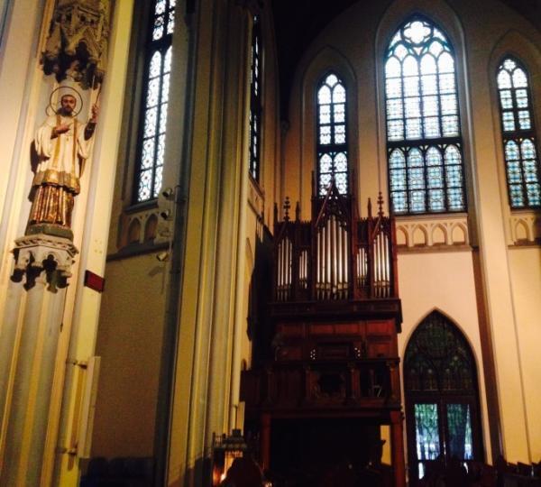 ジャカルタ最大のモスクの隣に佇むカトリック大聖堂