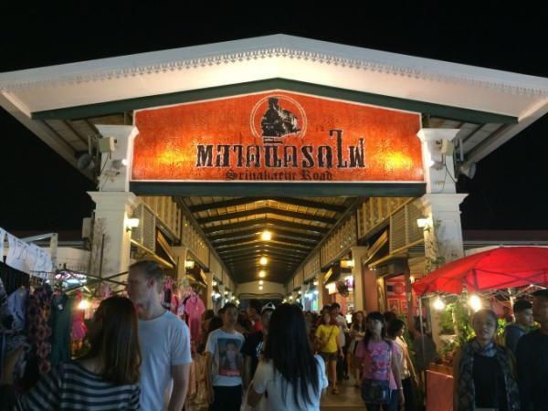 レトロなタイのアンティークマーケット「タラートロッファイ・シーナカリン」を遊び倒す！