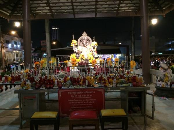 レトロなタイのアンティークマーケット「タラートロッファイ・シーナカリン」を遊び倒す！