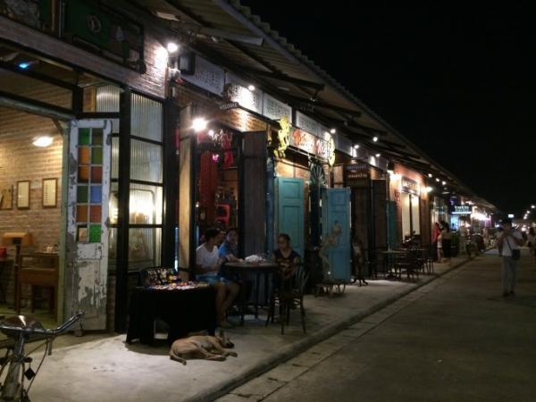 レトロなタイのアンティークマーケット「タラートロッファイ・シーナカリン」を遊び倒す！