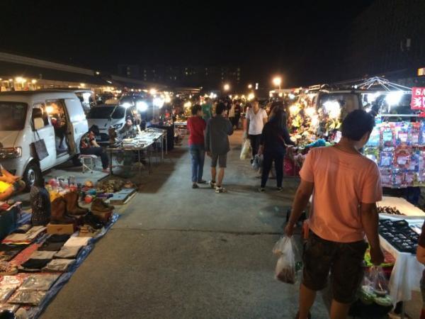 レトロなタイのアンティークマーケット「タラートロッファイ・シーナカリン」を遊び倒す！