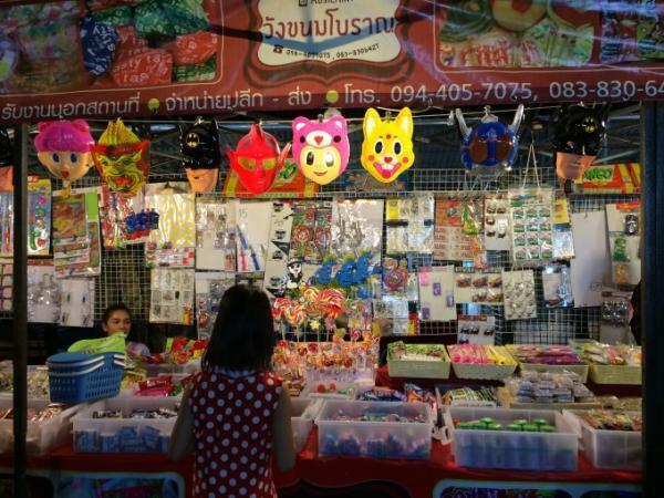 レトロなタイのアンティークマーケット「タラートロッファイ・シーナカリン」を遊び倒す！