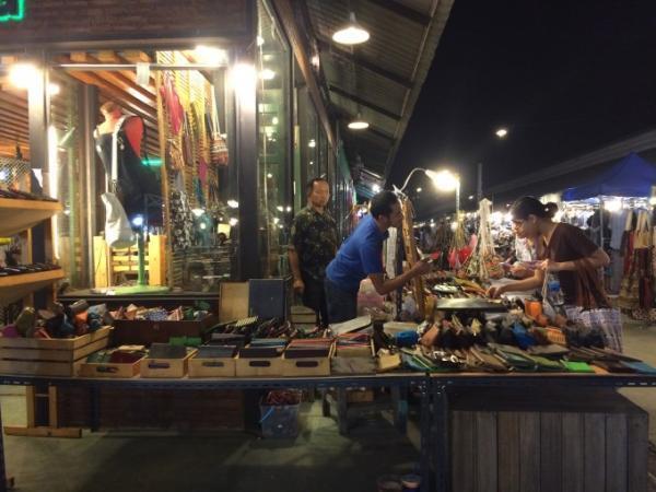 レトロなタイのアンティークマーケット「タラートロッファイ・シーナカリン」を遊び倒す！
