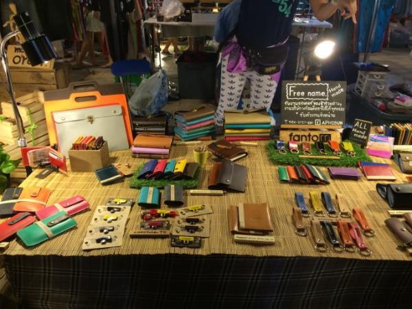 レトロなタイのアンティークマーケット「タラートロッファイ・シーナカリン」を遊び倒す！