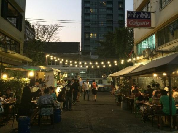 夜風に吹かれながらオープンエアーでシーフードBBQ！