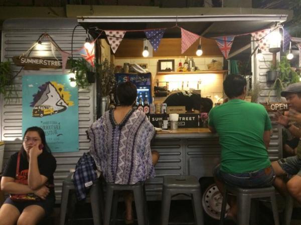 夜風に吹かれながらオープンエアーでシーフードBBQ！