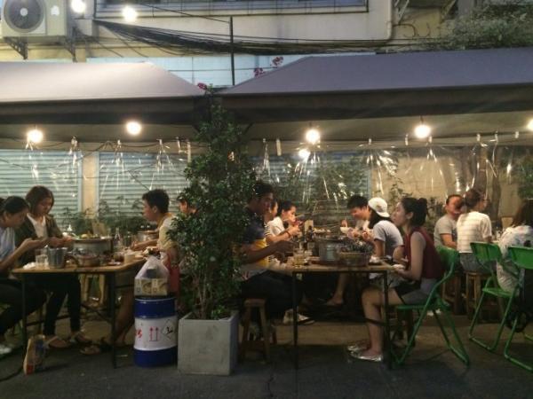 夜風に吹かれながらオープンエアーでシーフードBBQ！