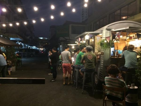 夜風に吹かれながらオープンエアーでシーフードBBQ！