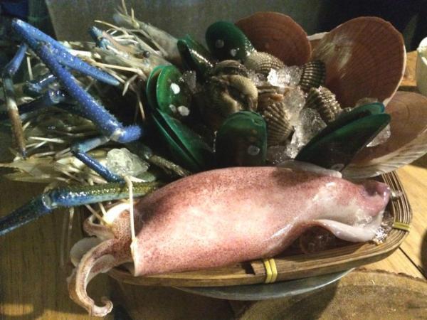 夜風に吹かれながらオープンエアーでシーフードBBQ！